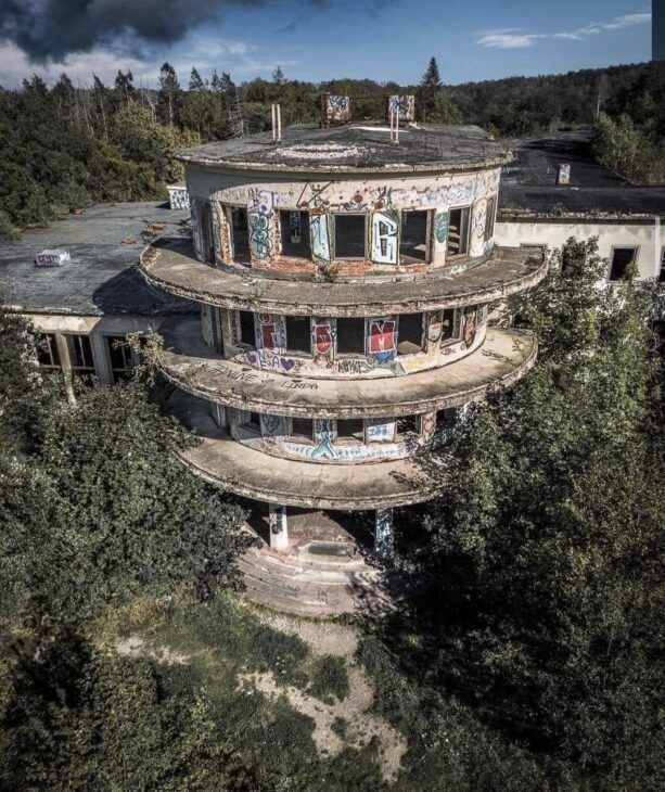  24 Abandoned Forgotten Buildings & Their Silent Stories 