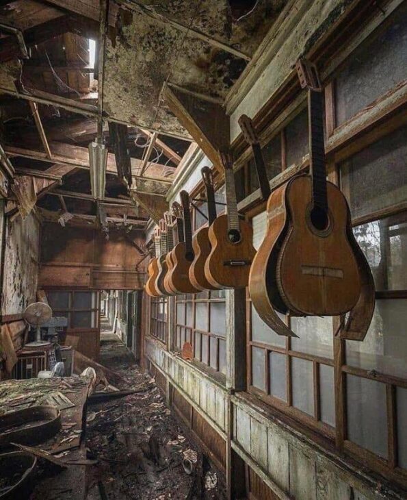  24 Abandoned Forgotten Buildings & Their Silent Stories 