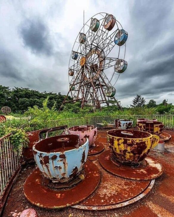  24 Abandoned Forgotten Buildings & Their Silent Stories 