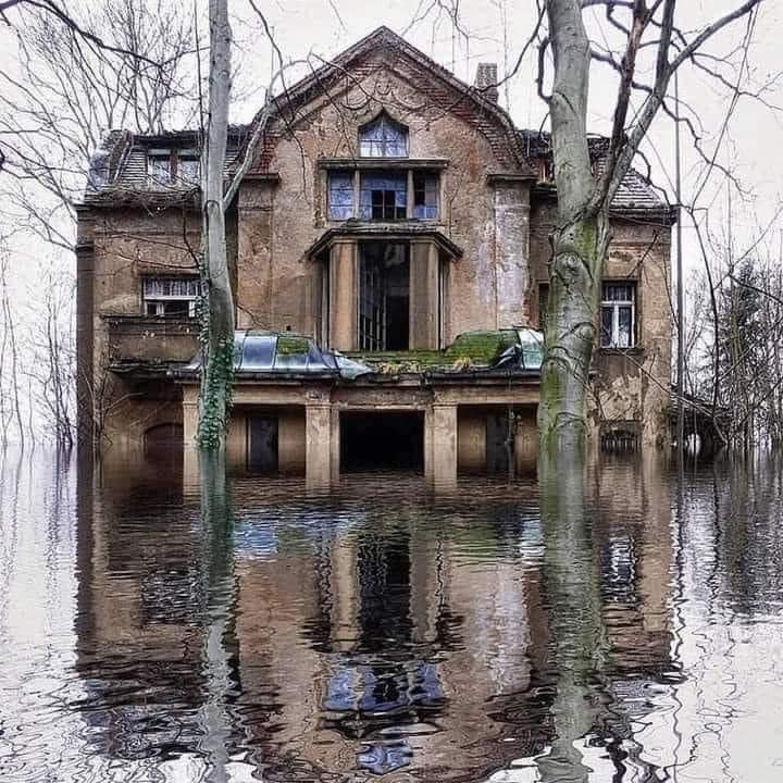  24 Abandoned Forgotten Buildings & Their Silent Stories 