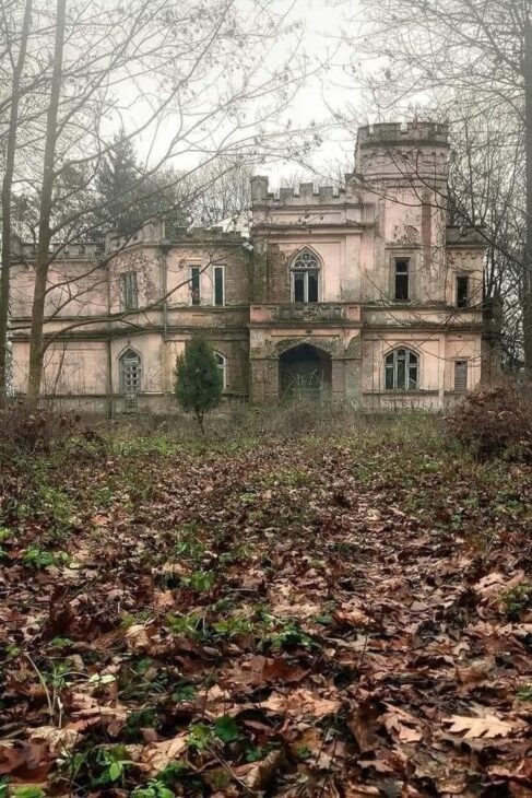  24 Abandoned Forgotten Buildings & Their Silent Stories 