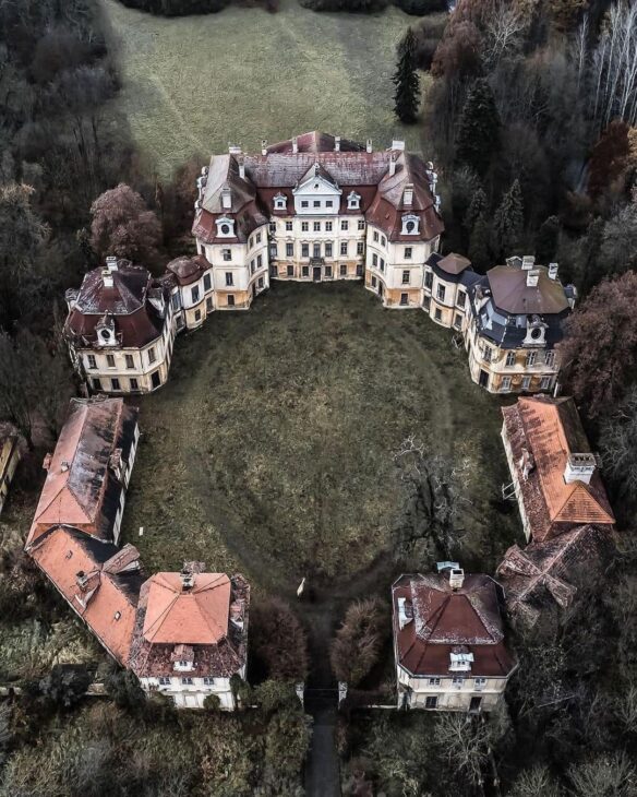  24 Abandoned Forgotten Buildings & Their Silent Stories 