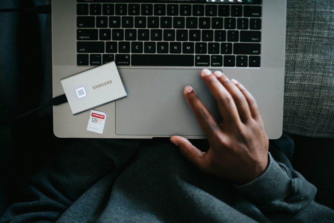 Top Signs You’re Dealing with a Scammer