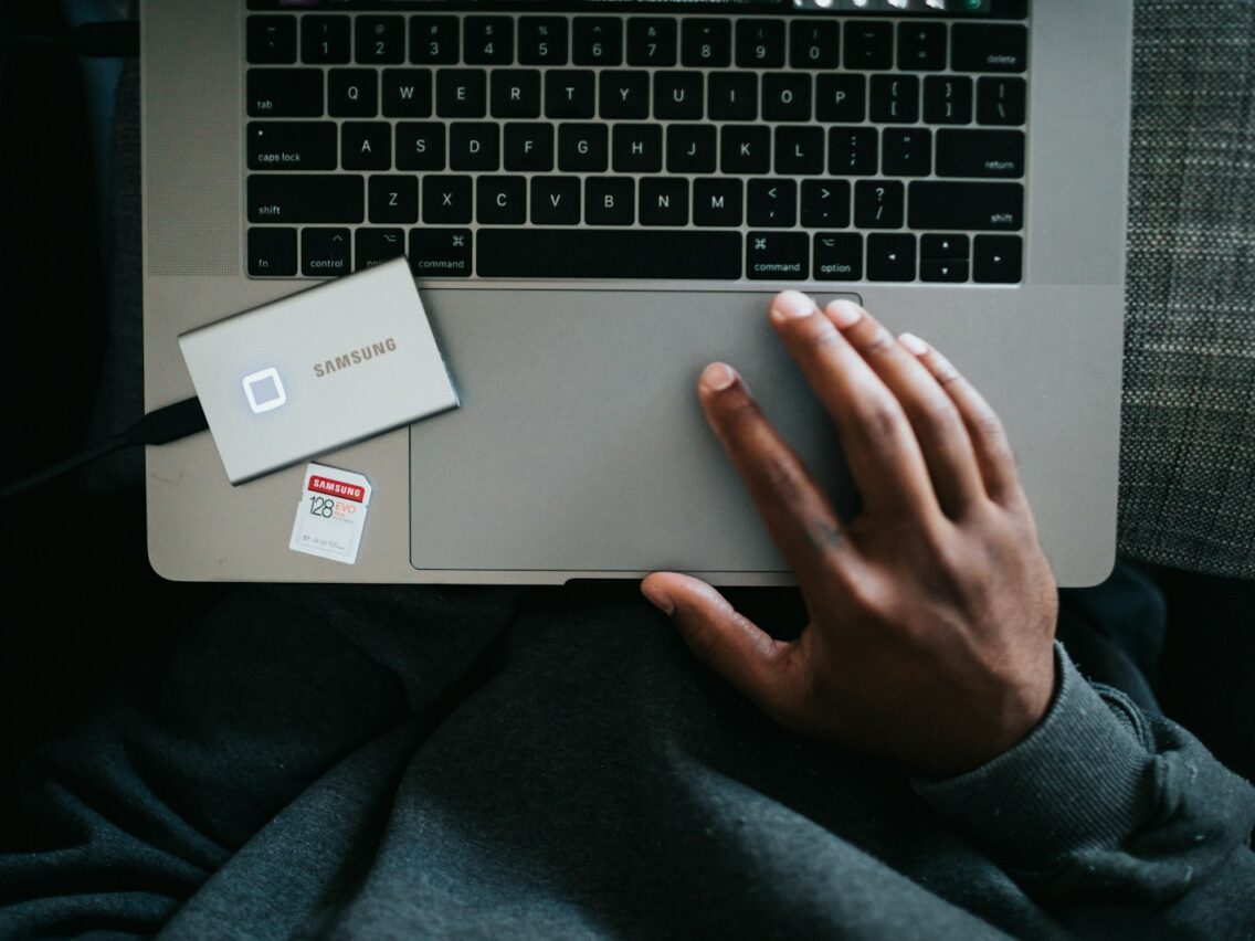 Top Signs You’re Dealing with a Scammer