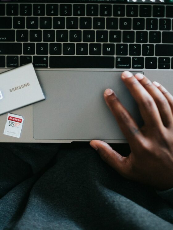 Top Signs You’re Dealing with a Scammer