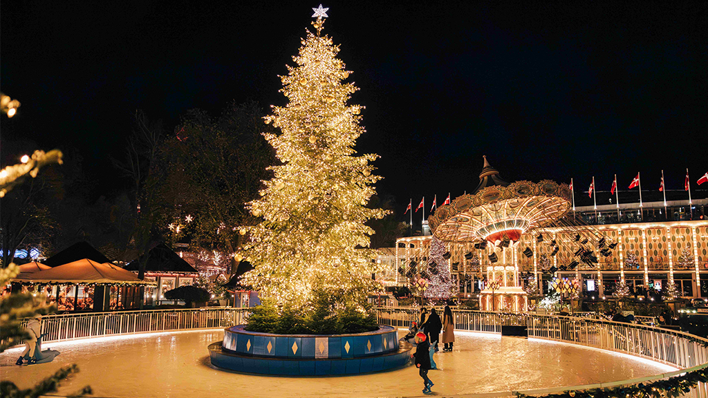 https://gdkfiles.visitdenmark.com/files/382/338112_Christmas_at_Tivoli_Gardens_-_Copenhagen_-_Denmark_-_2024__-_Photo_Jakob_Melgaard_2.png?utm_source=chatgpt.com
