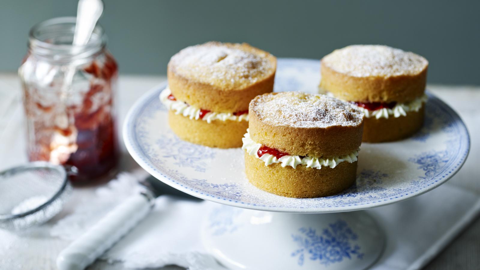 https://ichef.bbci.co.uk/food/ic/food_16x9_1600/recipes/mini_victoria_sponge_61310_16x9.jpg